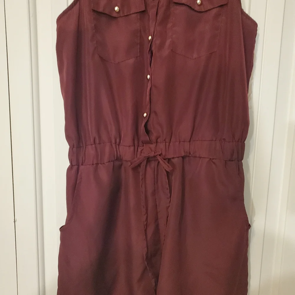 Collared button down romper.🍒 - Picture 2 of 10